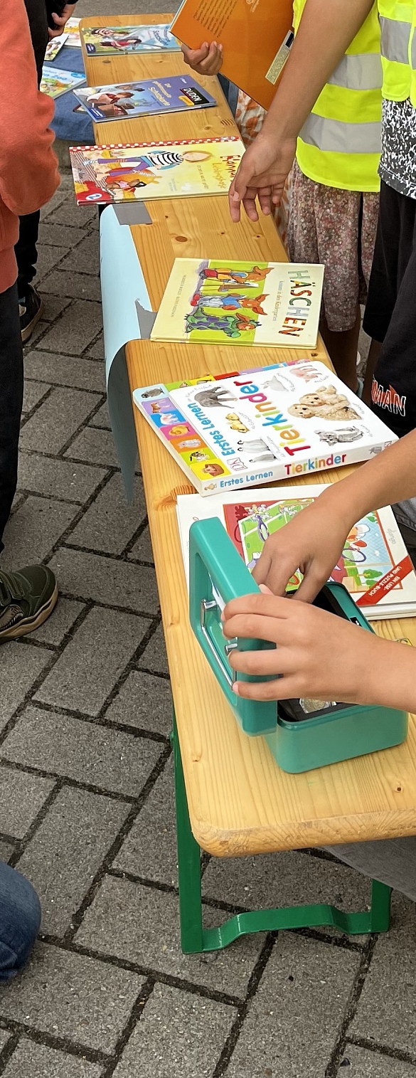 Tisch mit Büchern und einer Geldkassette