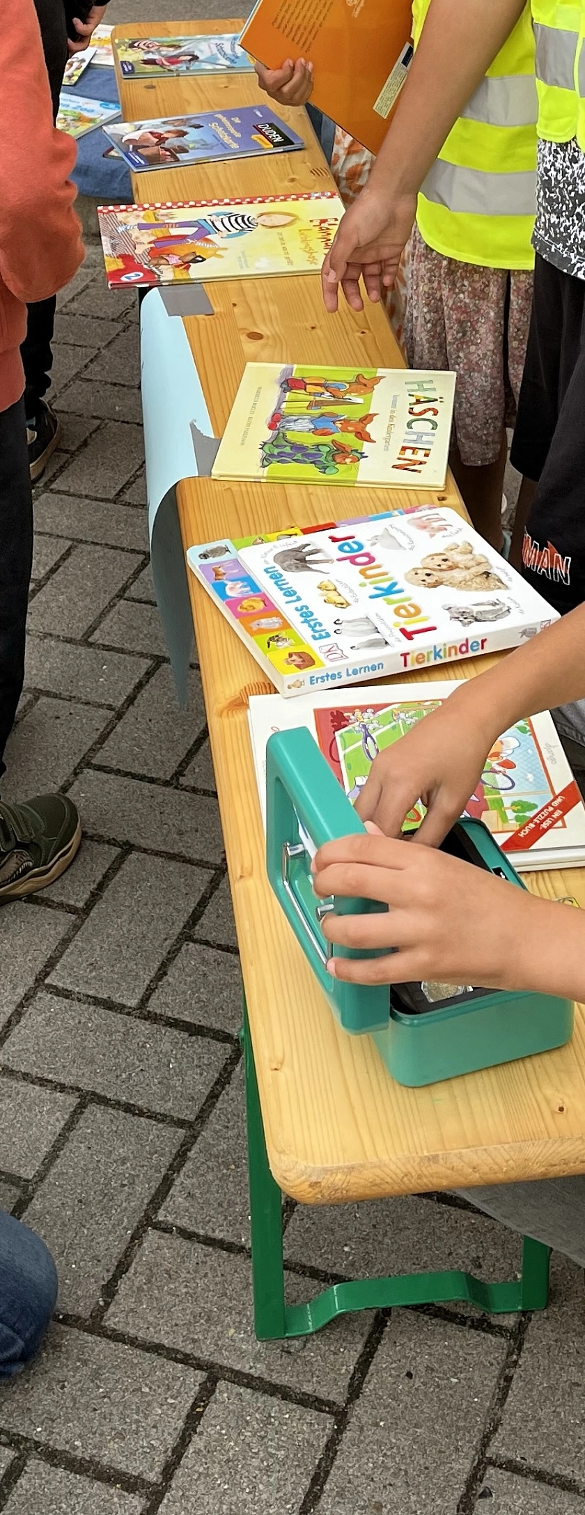 Tisch mit Büchern und einer Geldkassette