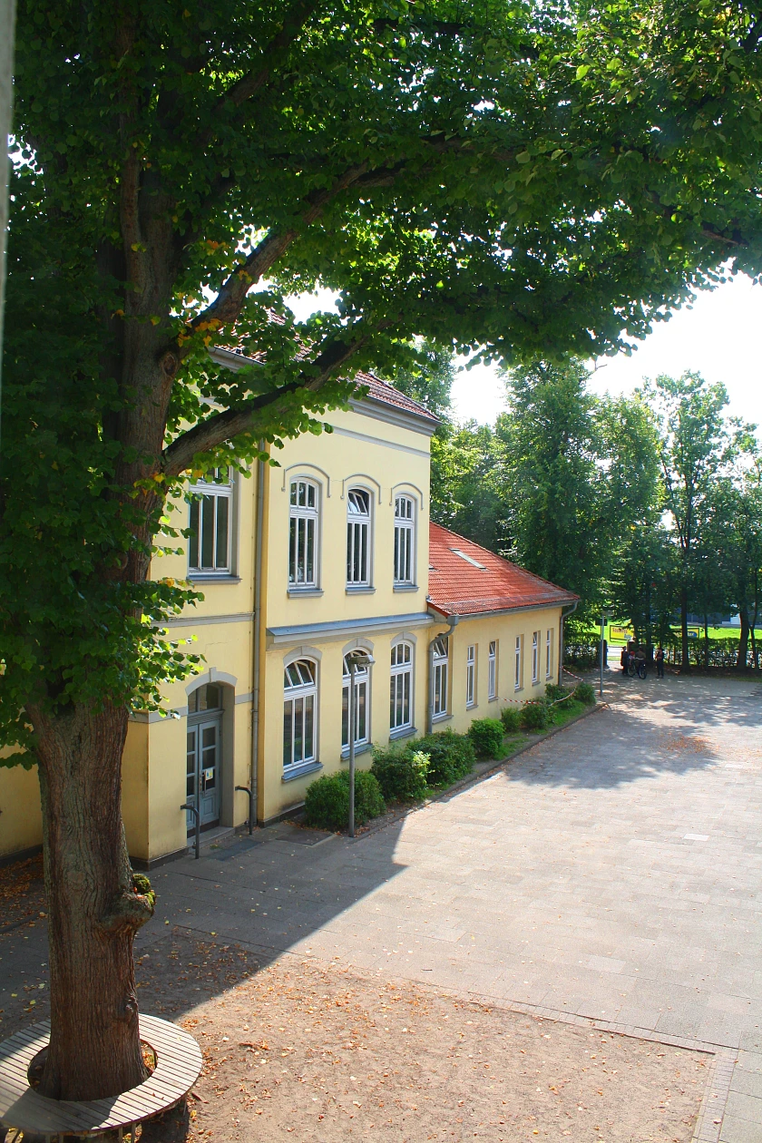 Blick auf den vorderen Schulhof