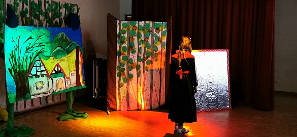 K&ouml;nigin vor dem Spiegel