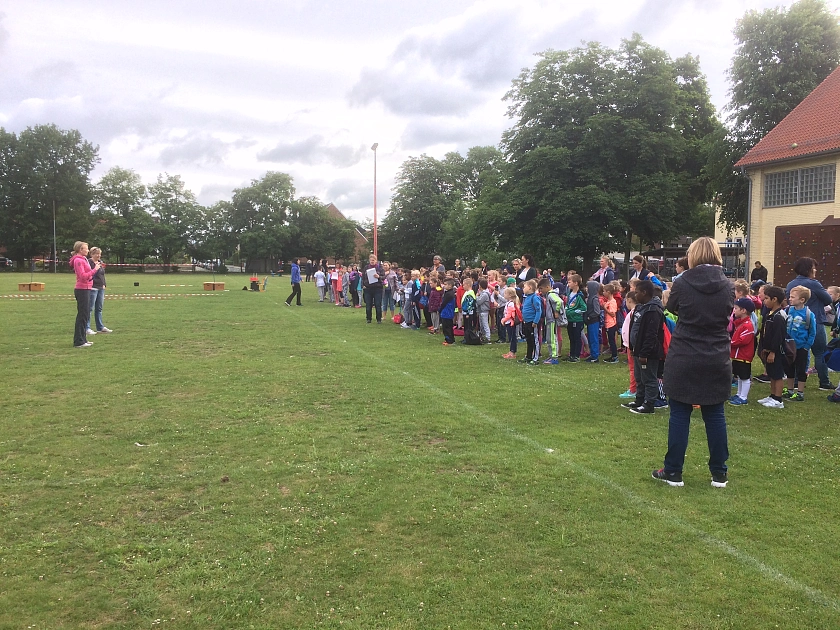Begr&uuml;&szlig;ung der Klassen zum Sportfest